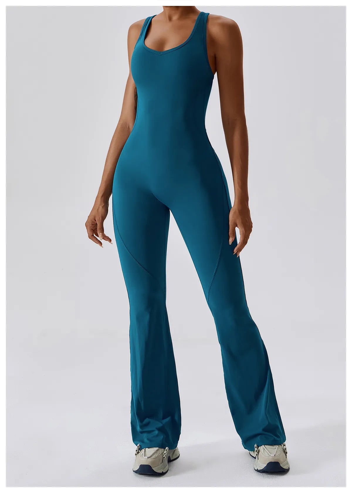 DV Shape | Ausgestellter Jumpsuit mit V-Rücken