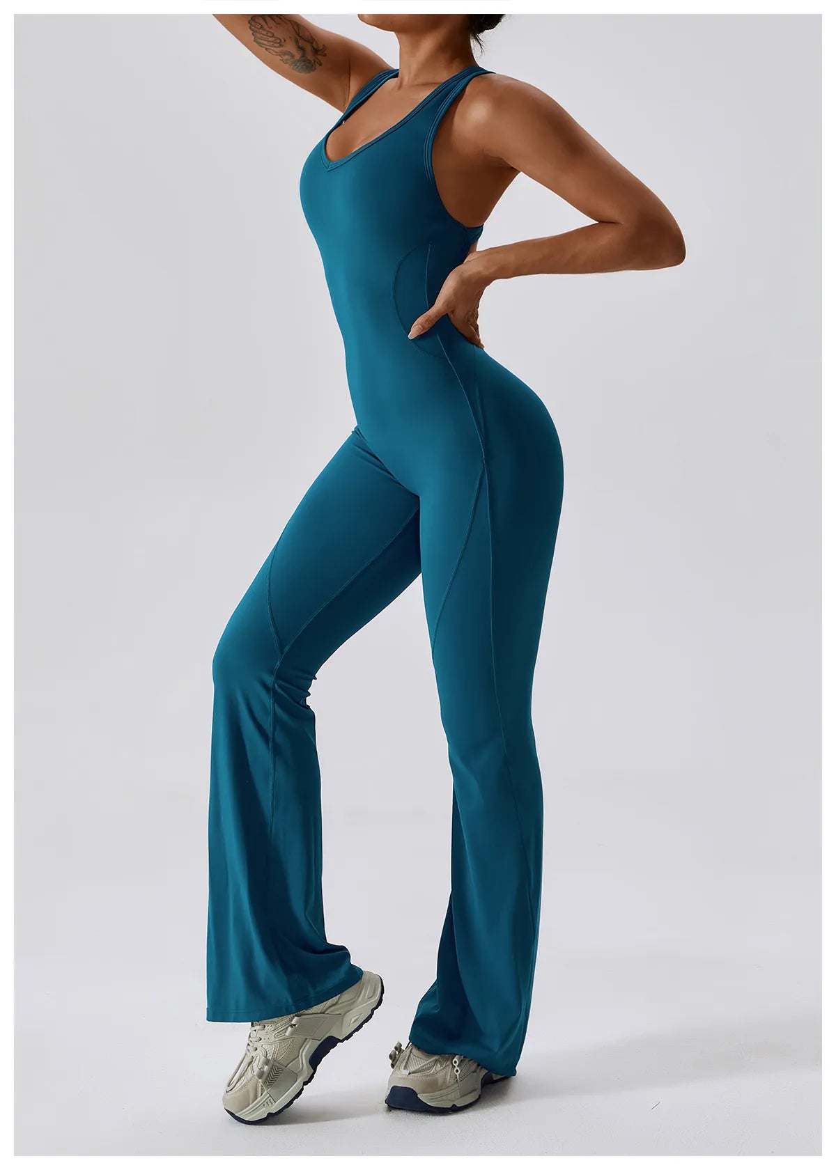 DV Shape | Ausgestellter Jumpsuit mit V-Rücken
