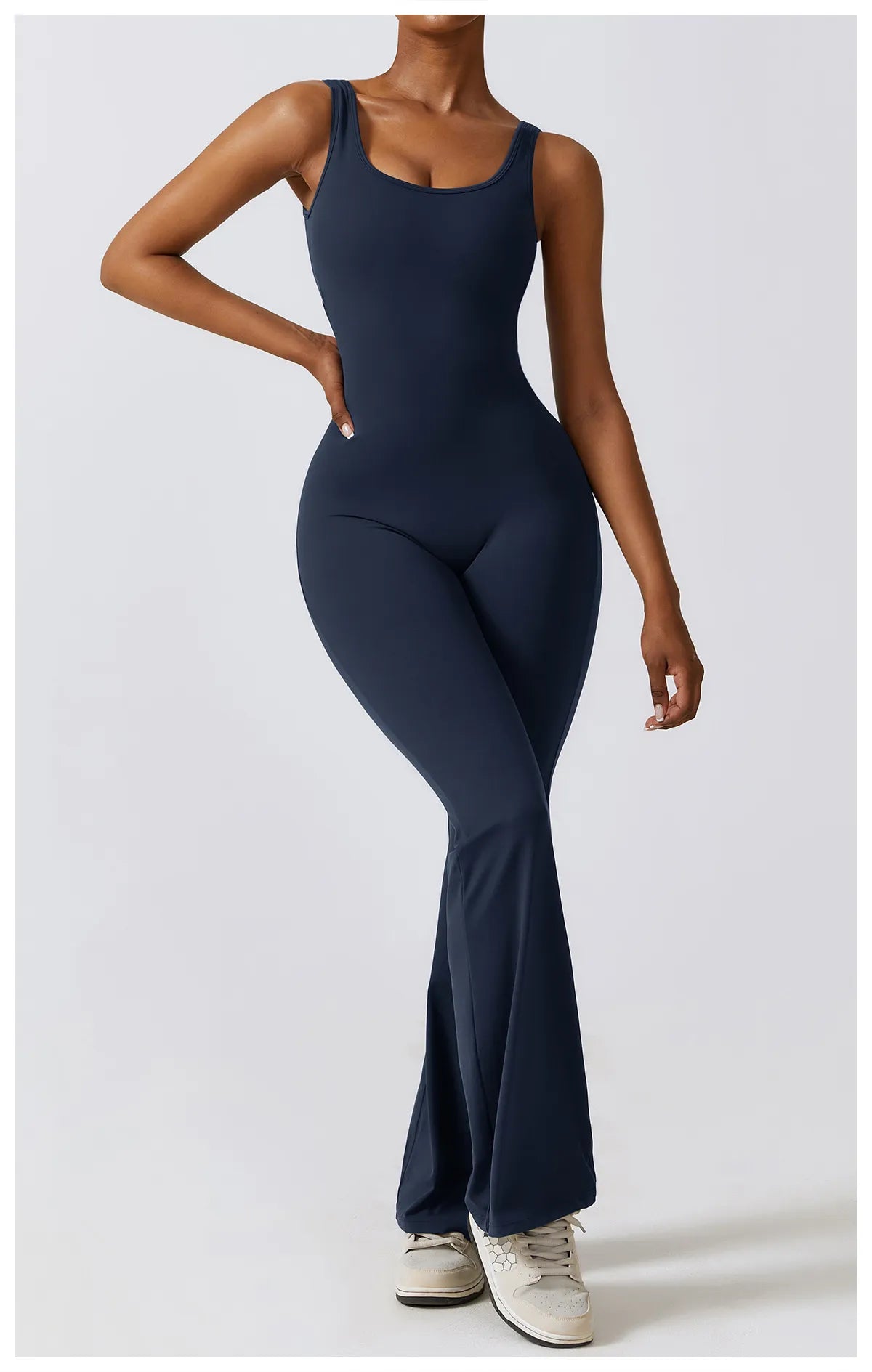 DV Shape | Ausgestellter Jumpsuit mit V-Rücken