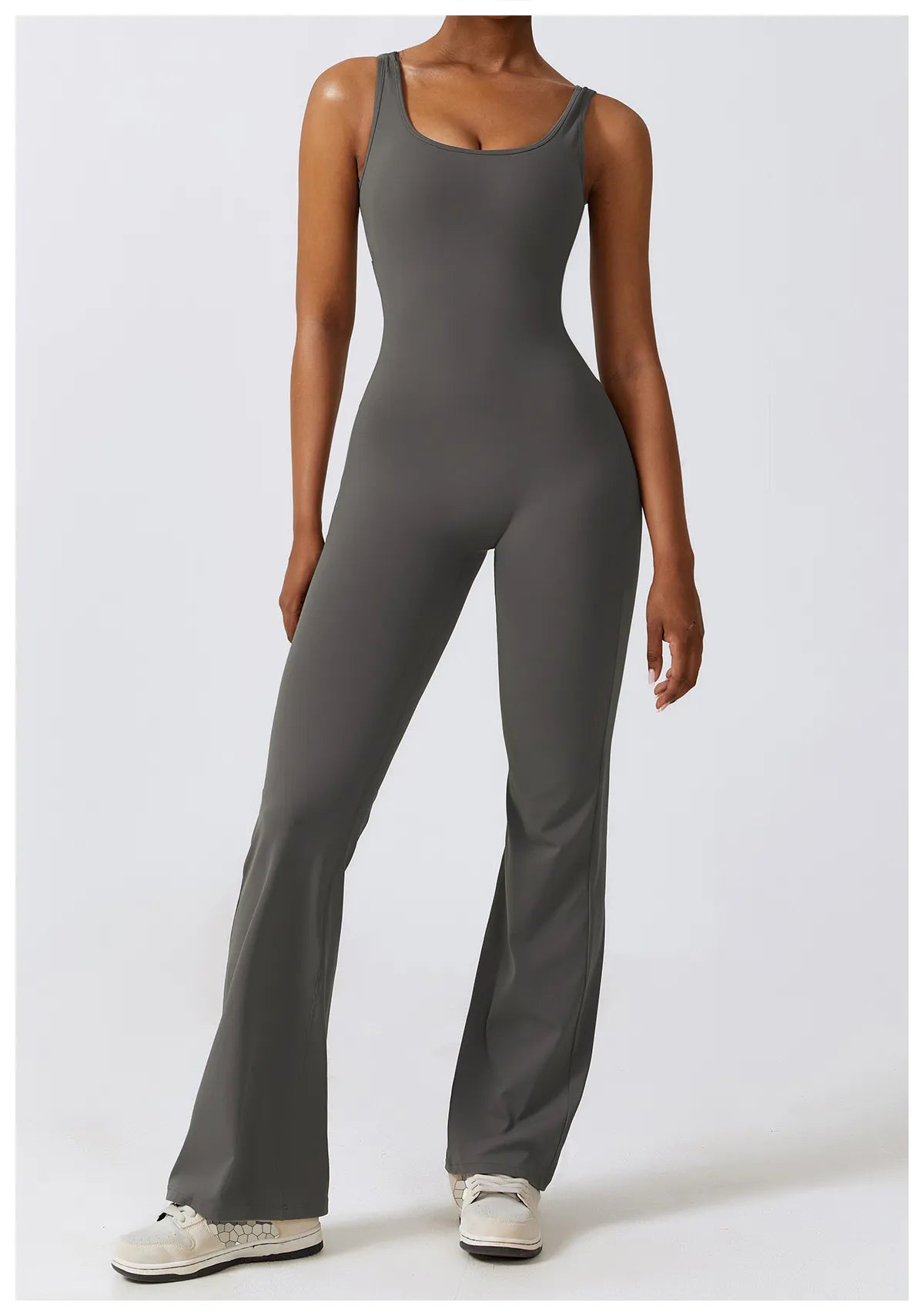 DV Shape | Ausgestellter Jumpsuit mit V-Rücken