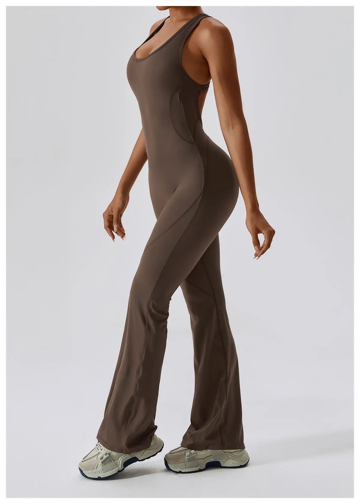 DV Shape | Ausgestellter Jumpsuit mit V-Rücken