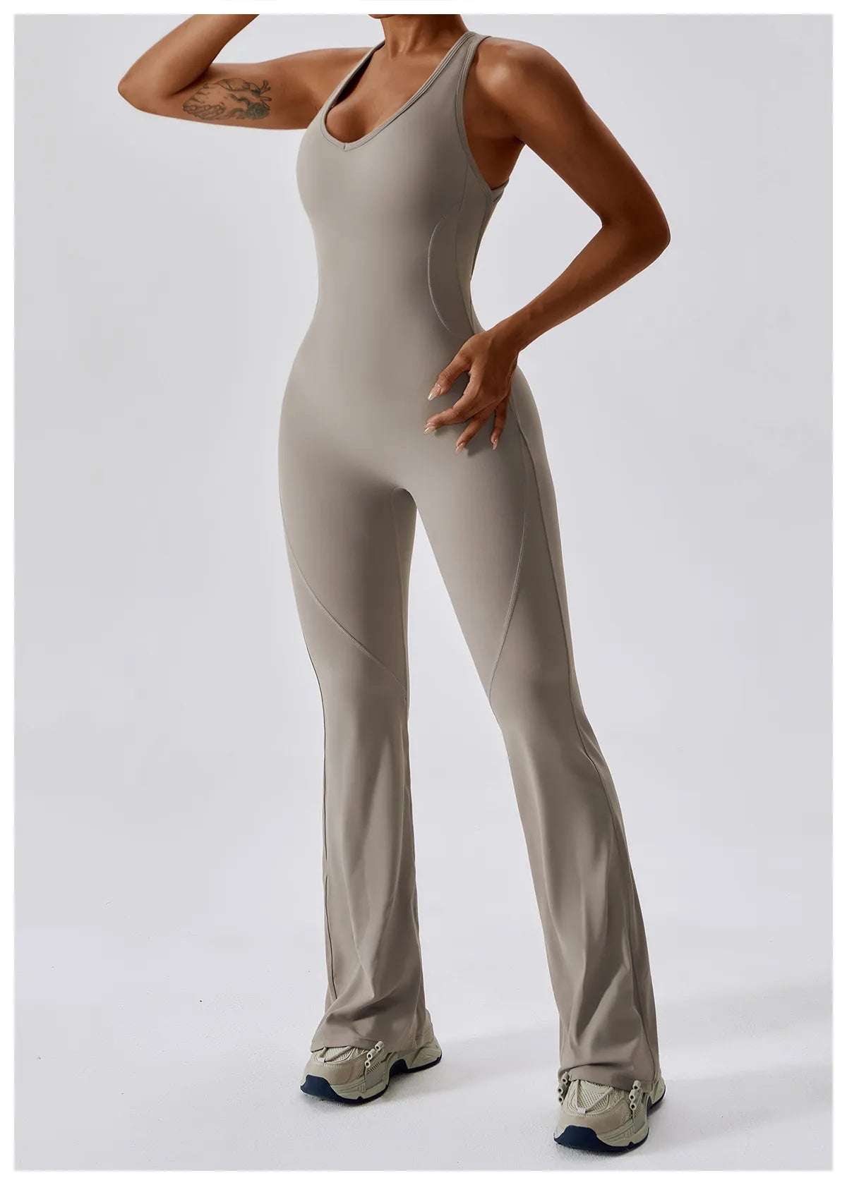 DV Shape | Ausgestellter Jumpsuit mit V-Rücken